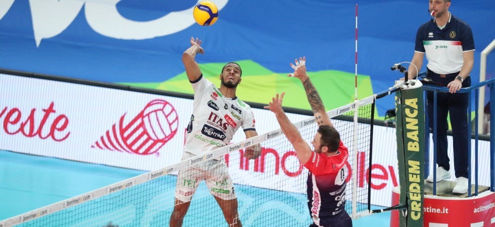 Lucarelli, Mvp del match, impegnato in un attacco a rete contro il muro piacentino (foto Marco Trabalza) Lucarelli, Mvp del match, impegnato in un attacco a rete contro il muro piacentino (foto Marco Trabalza)
